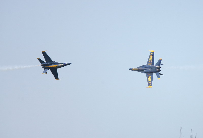 IMAGE: http://www.jpegcity.com/shared/FleetWeek2008/LE1E1063.jpg