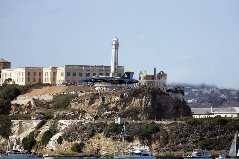 IMAGE: http://www.jpegcity.com/shared/FleetWeek2008/LE1E1209.jpg