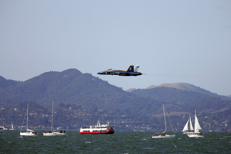 IMAGE: http://www.jpegcity.com/shared/FleetWeek2008/LE1E1210.jpg