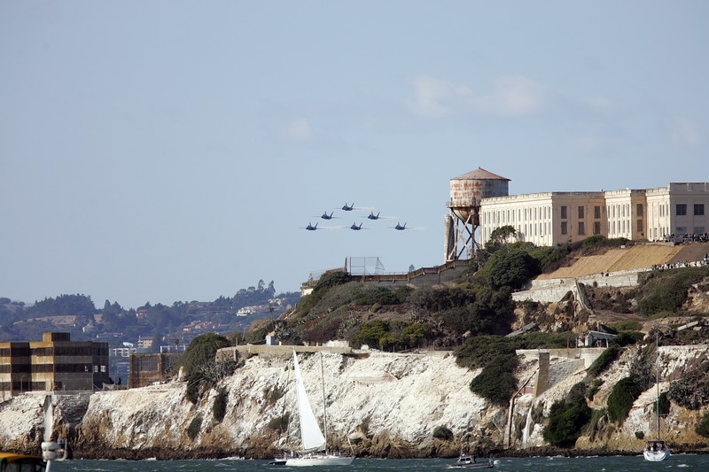 IMAGE: http://www.jpegcity.com/shared/FleetWeek2008/LE1E1363.jpg